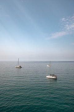 Uitzicht op zee aan de kust van Italië
