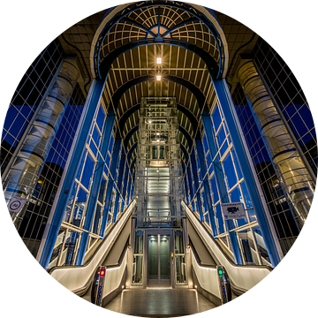 De Nelson Mandelabrug in Zoetermeer in de avond. van Claudio Duarte