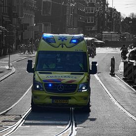 Ambulance met zwaailichten van Agnes Koning