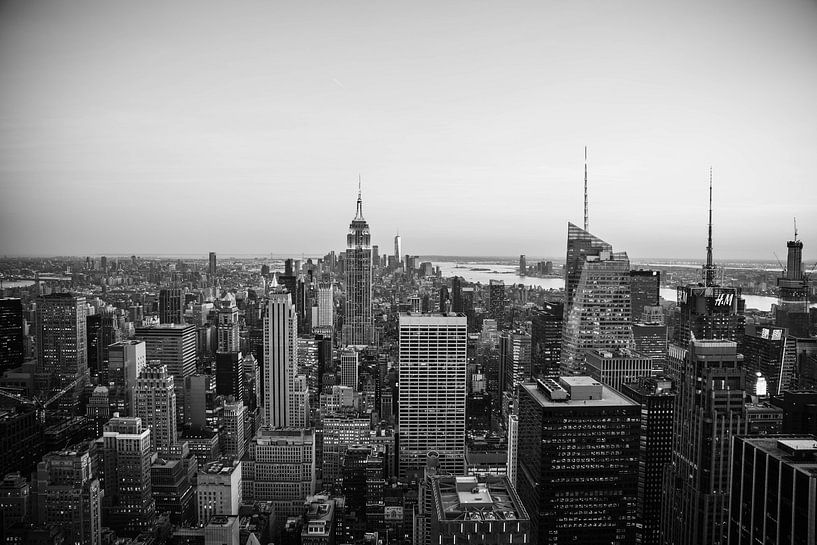 New York skyline - Black and white by Mascha Boot