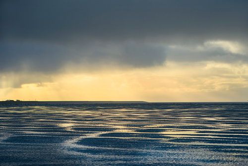 Wolken  boven Waddenzee bij Westhoek tijdens laag water