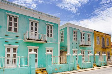 Curaçao mintkleurige oude huizen van Marly De Kok