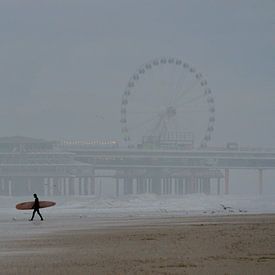 Solo-Surfer vorne auf dem Pier von Michel De Man