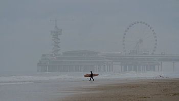 Solo-Surfer vorne auf dem Pier