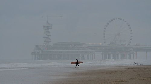 Solo-Surfer vorne auf dem Pier