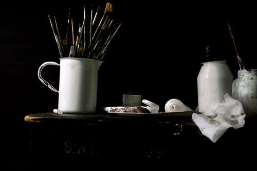 Stilleven met verfspullen in wit.