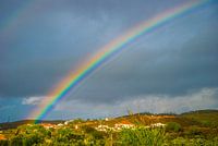 Schönes Bild eines Regenbogens in Pedeira, Portugal