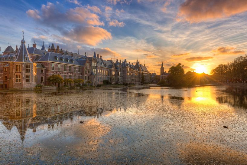 Le Binnenhof de La Haye se reflète dans le Hofvijver au coucher du soleil. par Rob Kints