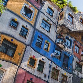 Hundertwasserhouse dans la ville en pleurs sur Robin van Maanen