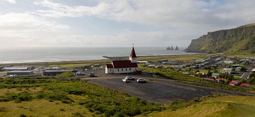 Zicht op het stadje Vik I Myrdal in Zuid-IJsland