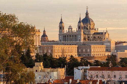 Blick auf den Königspalast und die Almuneda-Kathedrale in Madrid