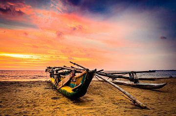 Outrigger boot op het strand bij zonsondergang in Negombo Sri Lanka van Dieter Walther