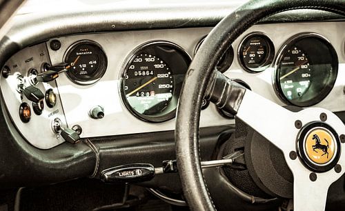 Ferrari 308 GT4 Dino sportwagen dashboard
