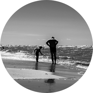 Vader en zoon aan het strand van Peter Bouwknegt