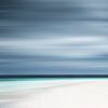 Plage blanche avec parasol et mer turquoise aux Maldives sur Voss Fine Art Fotografie