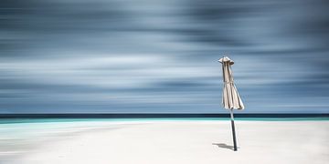 Wit strand met parasol en turquoise zee op de Malediven van Voss Fine Art Fotografie