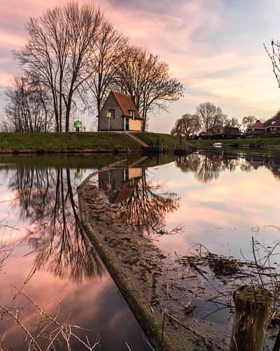 Reflectie van het gemaal huisje in Den Bosch