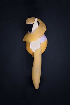 Zitrone mit japanischem Küchenmesser