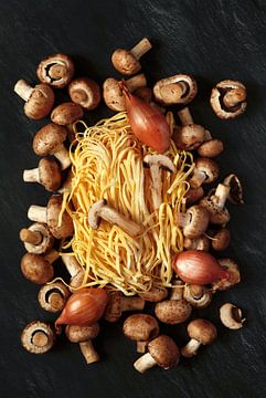 Fettuccine, champignons en uien van Thomas Jäger