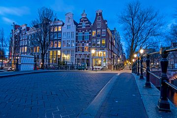 Amsterdamer Stadtbild an der Keizersgracht bei Nacht von Eye on You