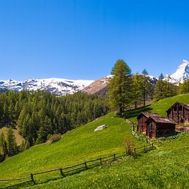 Idylisch Zwitsers panorama landschap met uitzicht over de Matterhorn van Justin Suijk