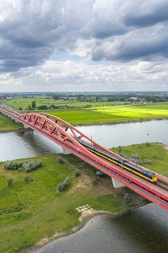 Hanzeboog treinbrug over de rivier de IJssel