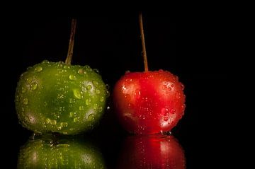 Minifruit, appeltje en kers.Mini Fruit, apple and cherry.Mini Obst, Apfel und Kirsche.Mini Fruit, po van Kitty Stevens