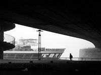 Straatfotografie - persoon in de mist naast schepen en spiraaltrappen