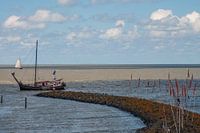 Boot aan de kust