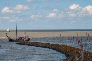 Boot aan de kust