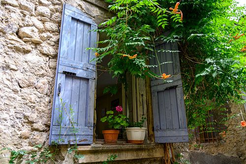 Lila raamluiken in Frankrijk