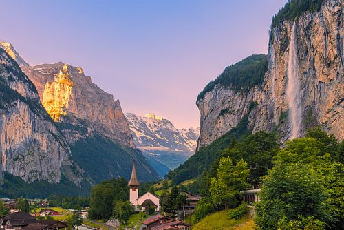 Lever de soleil à Lauterbrunnen, Suisse