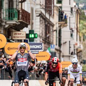 Mathieu van der Poel gagne Milan - Sanremo sur Leon van Bon