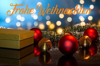 Weihnachtskarte mit Weihnachtsgrüßen und weihnachtlicher Dekor