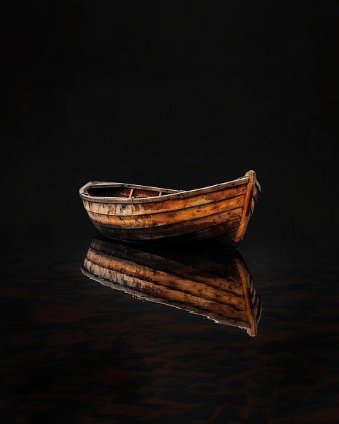 Holzboot vor schwarzem Hintergrund von fernlichtsicht