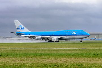 Vertrekkende KLM Boeing 747-400 passagiersvliegtuig. van Jaap van den Berg