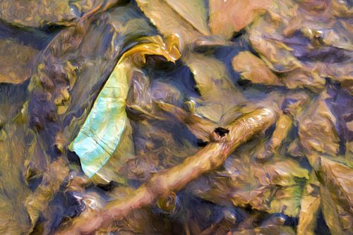 Klein plastic in het water. 