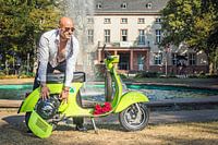Der Rosenkavalier mit Vespa V50 Speciale Roller