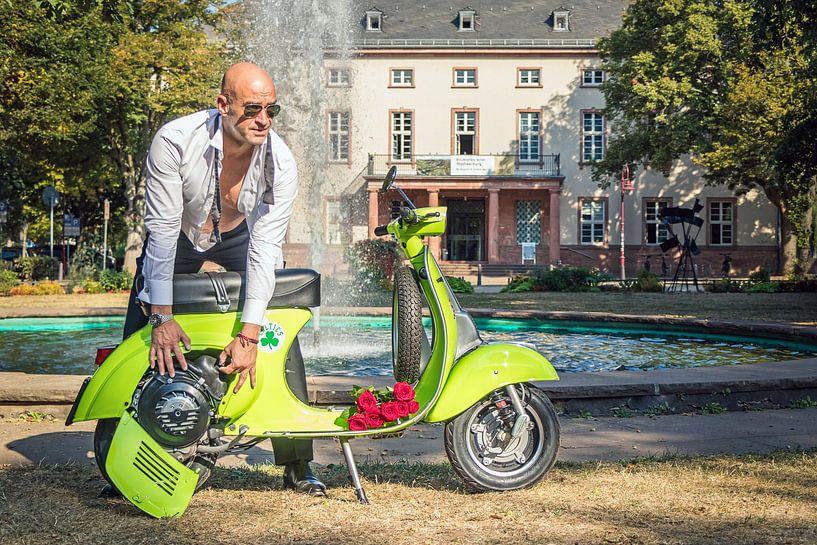 Der Rosenkavalier mit Vespa V50 Speciale Roller von Wilde50er