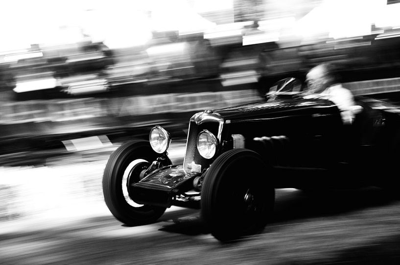 Voiture classique de course à grande vitesse en noir et blanc. par Sjoerd van der Wal Photographie