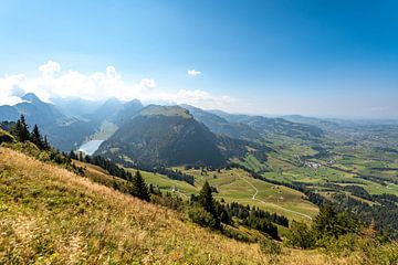 Seealpsee dans les Alpes appenzelloises et la vue sur le Säntis sur Leo Schindzielorz