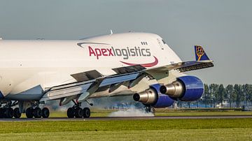 Landende Atlas Air Boeing 747-400 vrachtvliegtuig. van Jaap van den Berg