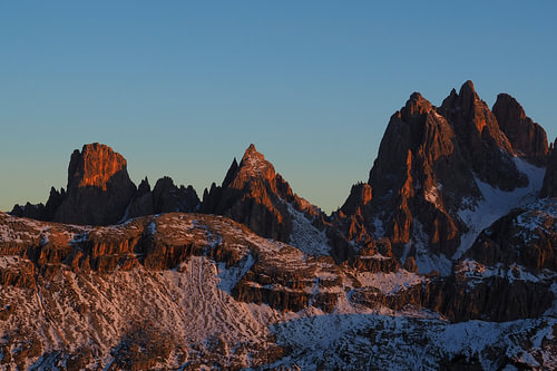 Zonsondergang en alpengloren zijn de meest magische lichtmomenten in de bergen: warm, lichtgevend, emotioneel en perfect voor sfeervolle muurschilderingen.