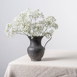 Zinnvase mit Gypsophilie