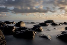 Rotsen in de branding op Mauritius van Sylvan Muijlwijk