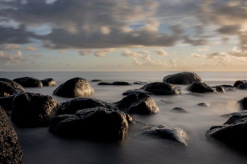 Rotsen in de branding op Mauritius van Sylvan Muijlwijk