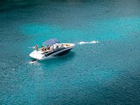 Speedboot op helderblauw water in Mallorca