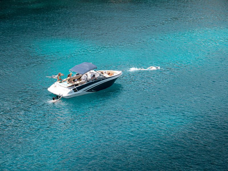 Speedboot op helderblauw water in Mallorca von Matthijs Noordeloos
