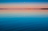 Le lac turquoise à l'aube. Le bleu lisse et le lac turquoise font surface à l'aube, le rouge et l'or par Michael Semenov Aperçu