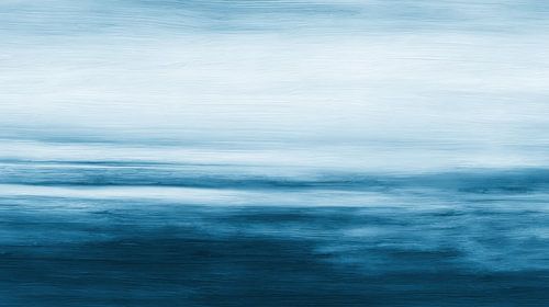 Une vague bleue et froide sous la brume